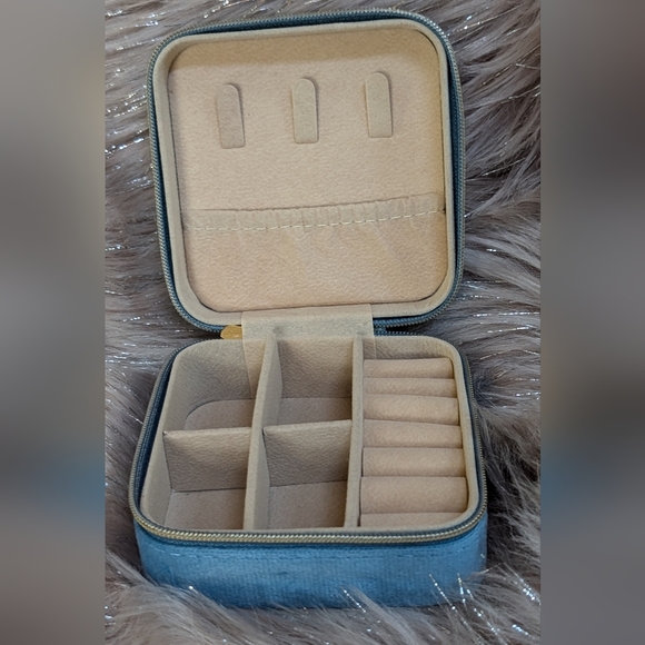 🆕Blue Velvet Jewelry Box - Picture 7 of 7